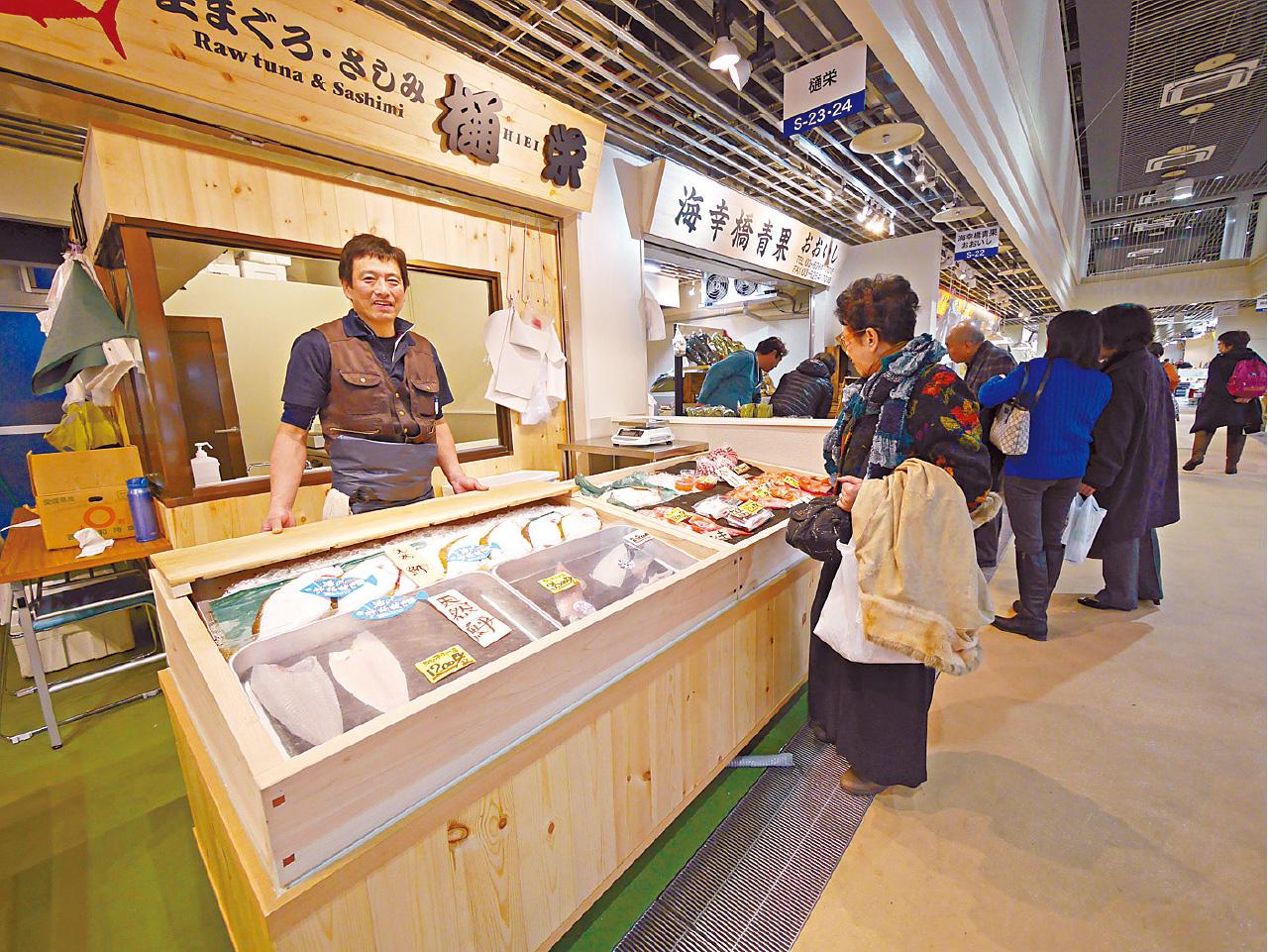 「海鮮街」橫跨兩座大樓,集合60家水產和蔬果店,價格都超便宜!