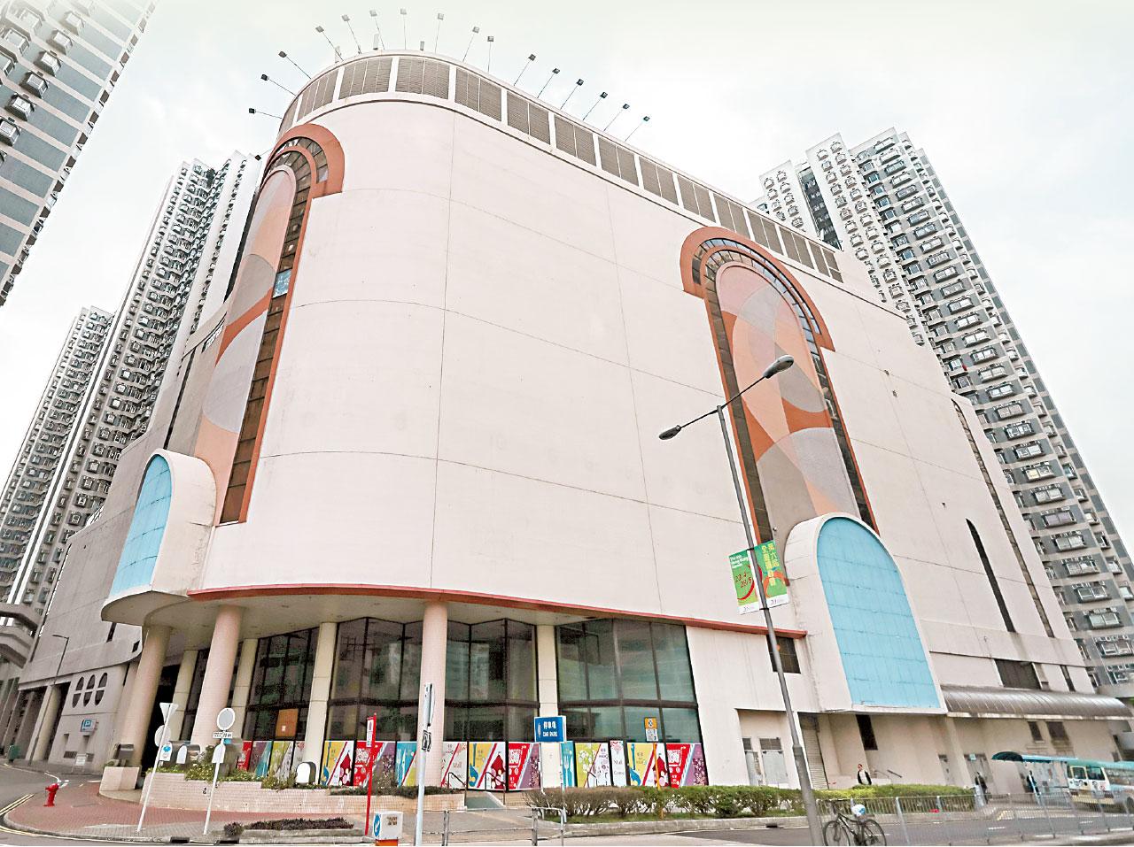 鄧成波前年購入海濱廣場,已丟空了兩年。