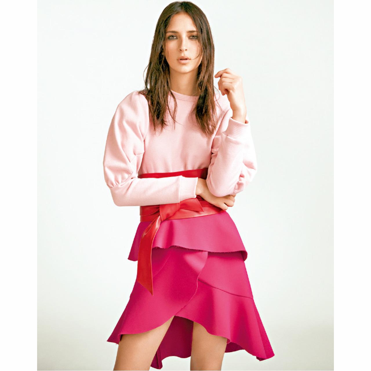 粉紅色運動衫$399配搭不對稱荷葉邊短裙$TBC,既sporty又帶點優雅氣質。(a)