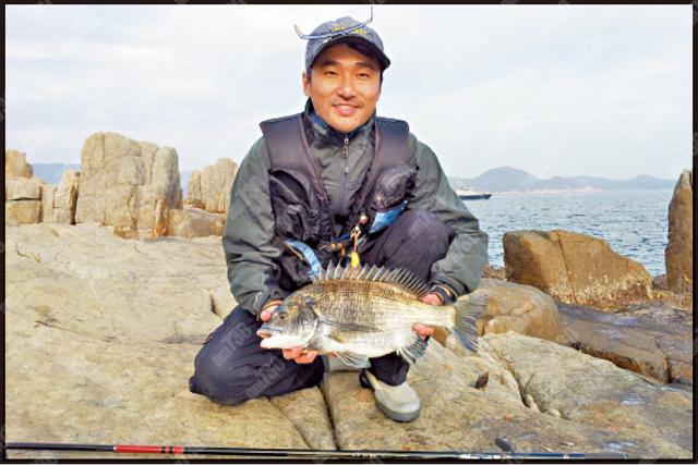 日本勇士說為了尊重釣來的塘虱,因此頂著惡臭把牠吃掉。我們磯釣者則為了尊重生態,會把較小的鱲魚放掉。