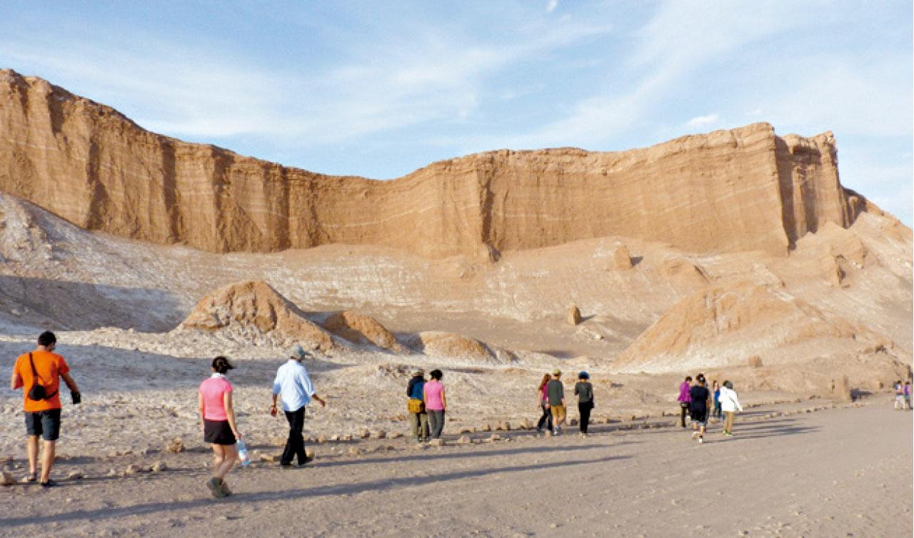 在月亮谷漫步,似在沙漠中行走。