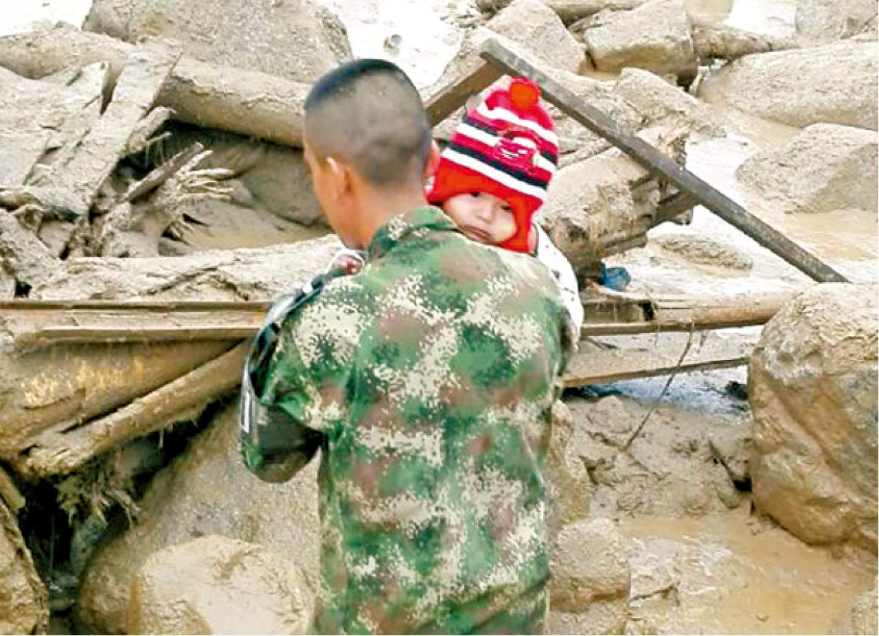 2.軍人救起一名嬰兒。