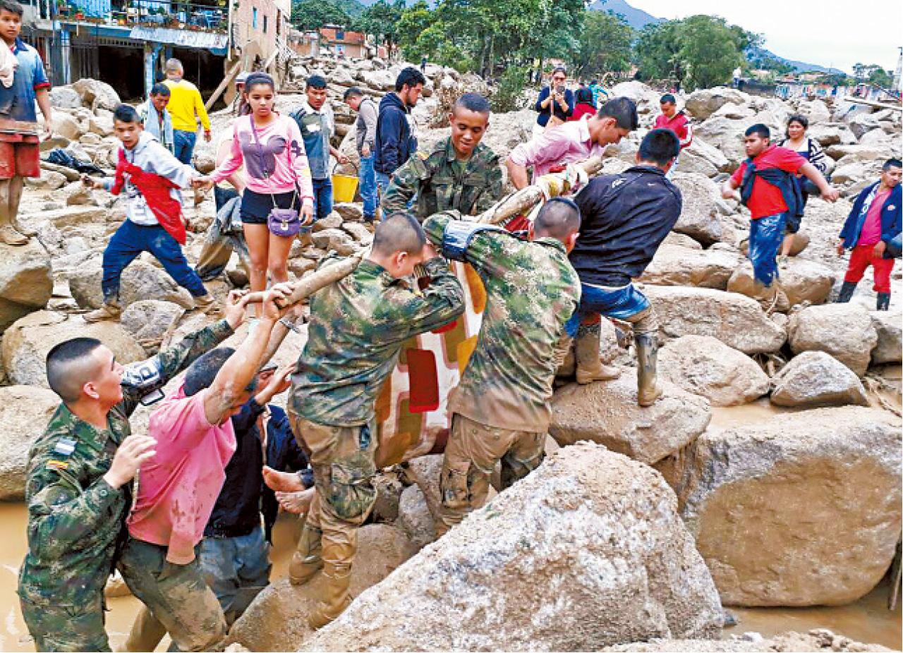 3.軍方救援人員及居民合力抬走傷者。