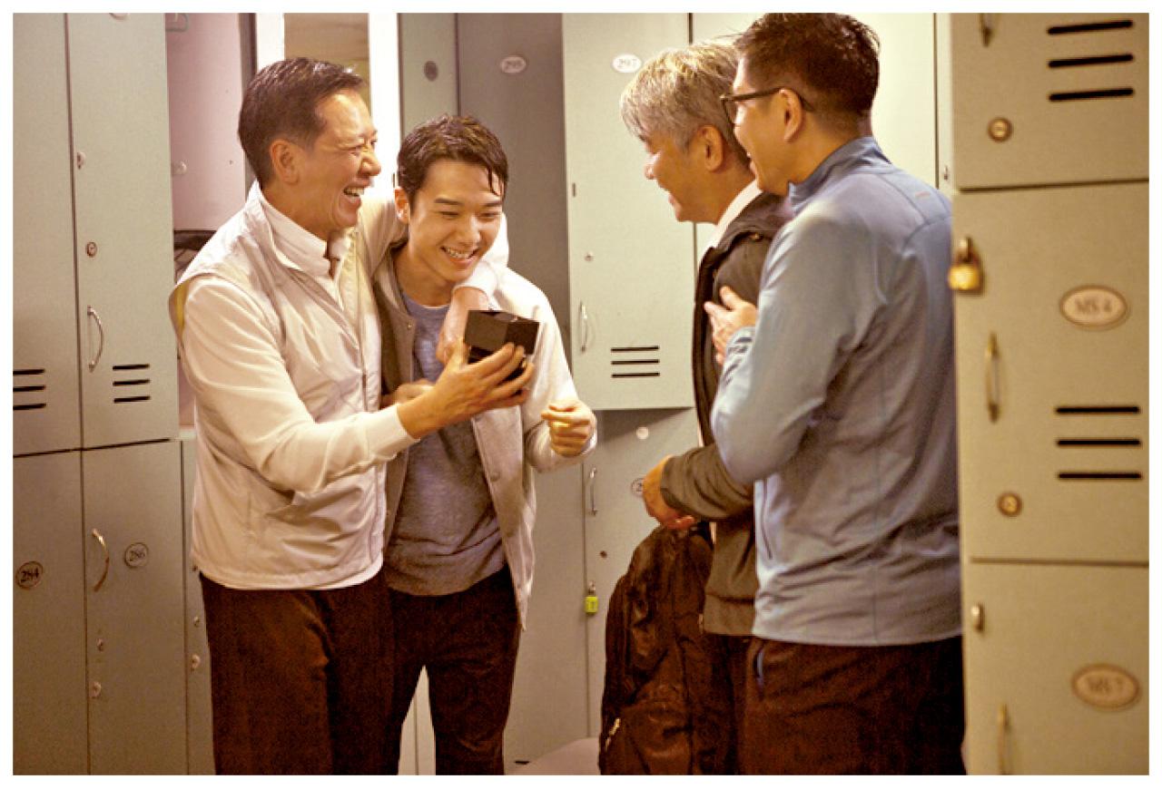 BabyJohn飾演休班警員,父親(駱應鈞飾)與Uncle都是退休警,四人後來成為炸彈狂徒的人質。