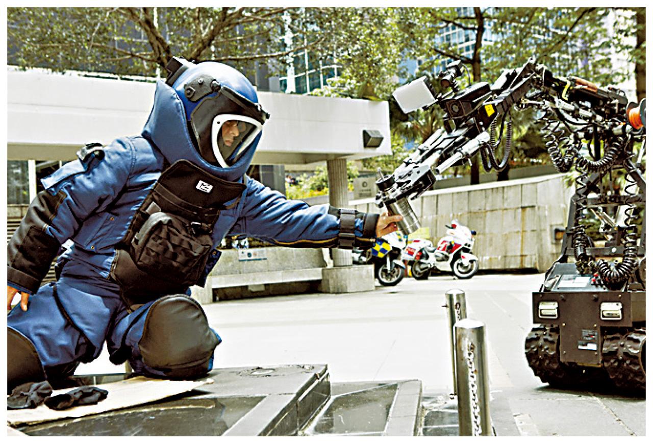 為求貼近真實,戲裡的所有道具,皆是按原物製作,拆彈車幾可亂真。