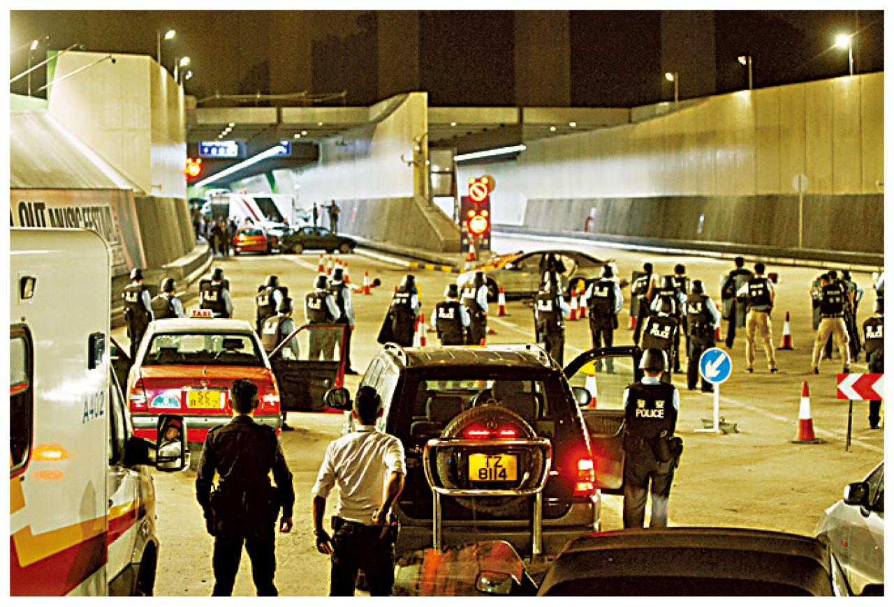 《拆彈》的重頭戲,是紅隧內的炸彈脅持戲,由於無法實景拍攝,於是搭建一比一的隧道,像真度極高。