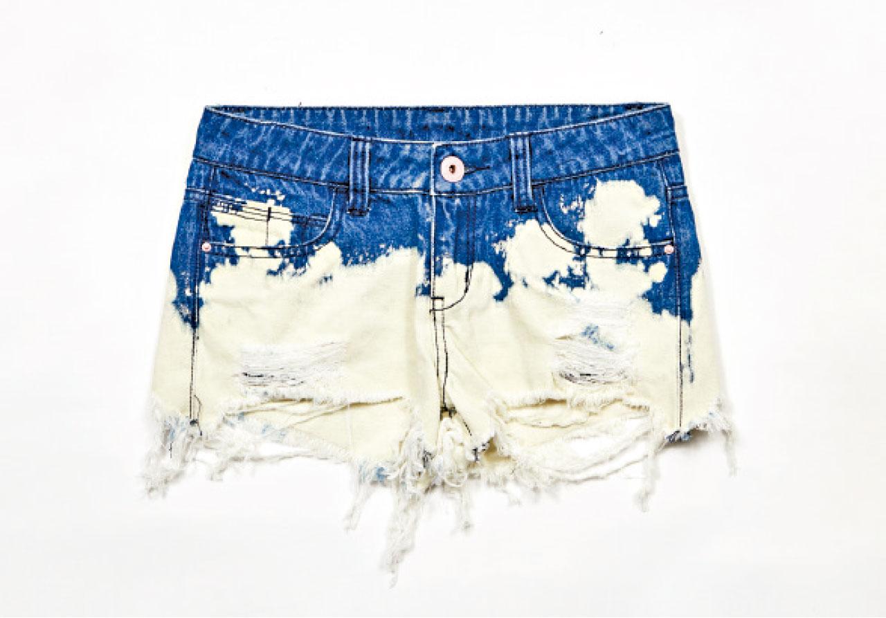 牛仔熱褲是女生夏日必備之物,利用洗水和漂白和拉蘇做出多重細節,令玉腿更成為矚目焦點。($650,Salad)