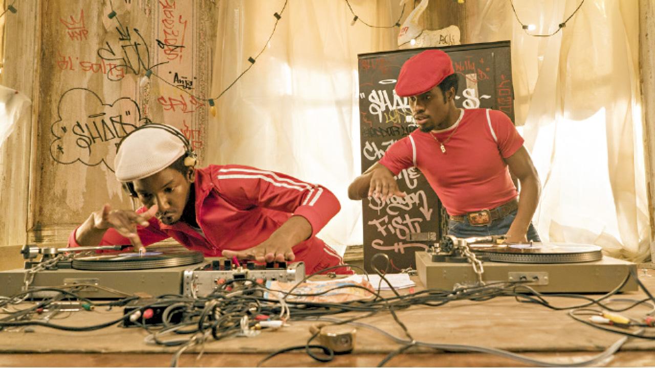 既是歌手又是演員的Shameik(右),跟劇中的「Grandmaster Flash」學捽碟。