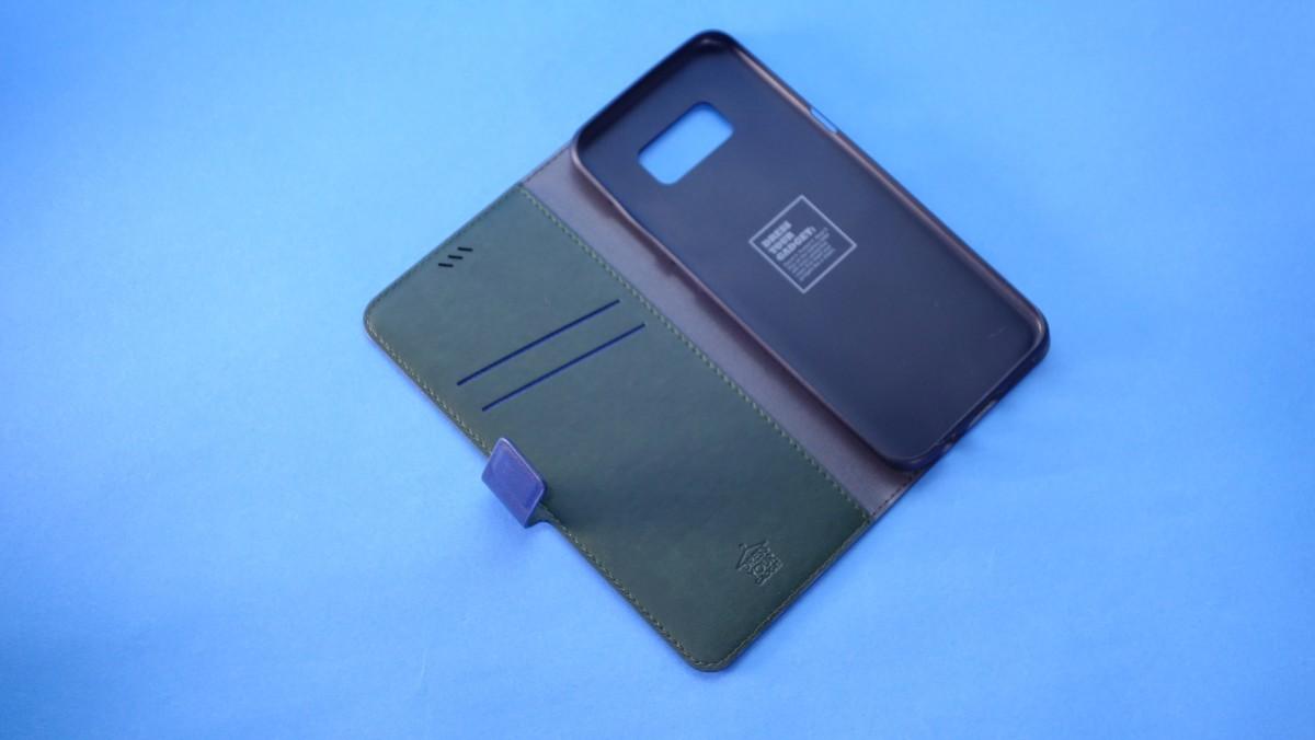 機套預留卡片槽可以放信用卡。