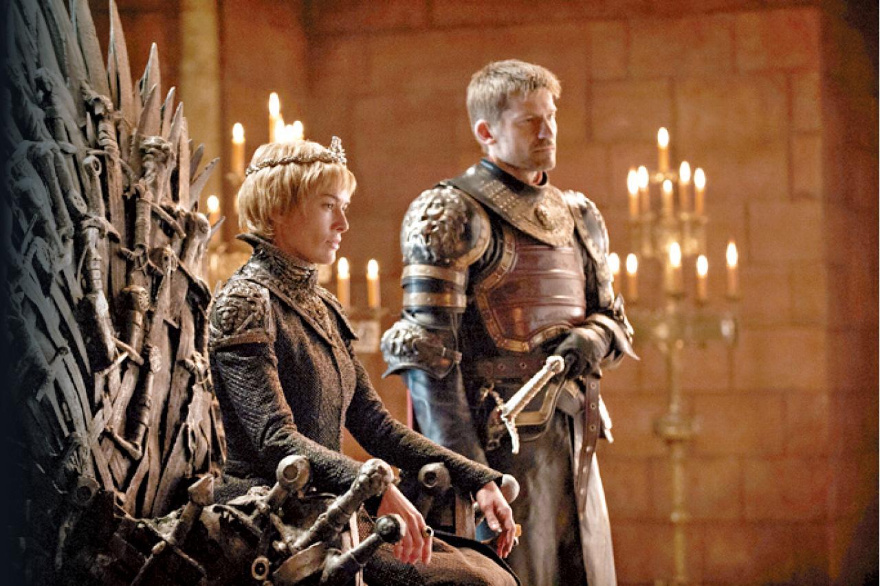 HBO釋出第七季15張劇照,Cersei登上Iron Throne不要開心太早,你最愛的人也可能是你命的人(身邊的Jaime Lannister)。