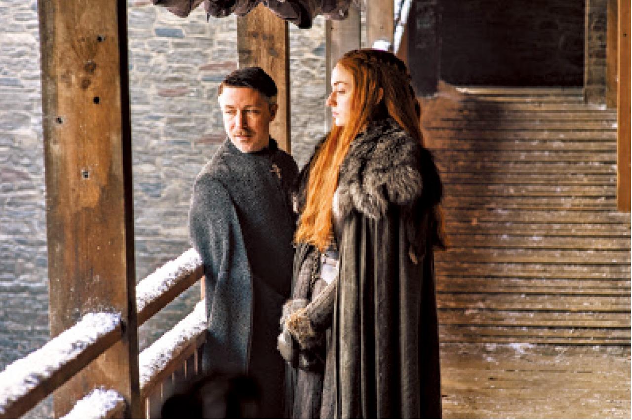 Littlefinger及Sansa Stark。Sansa神情很腹黑。