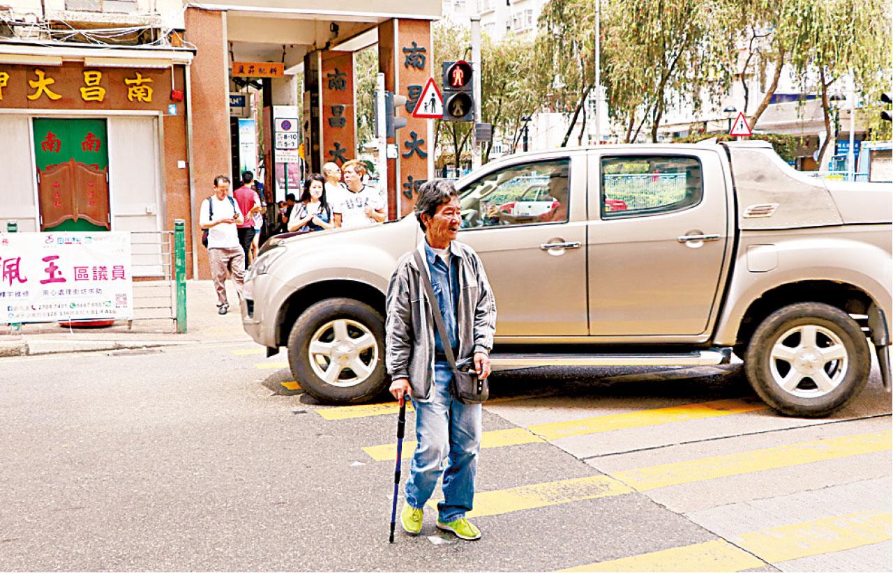 部分長者過路較為緩慢。