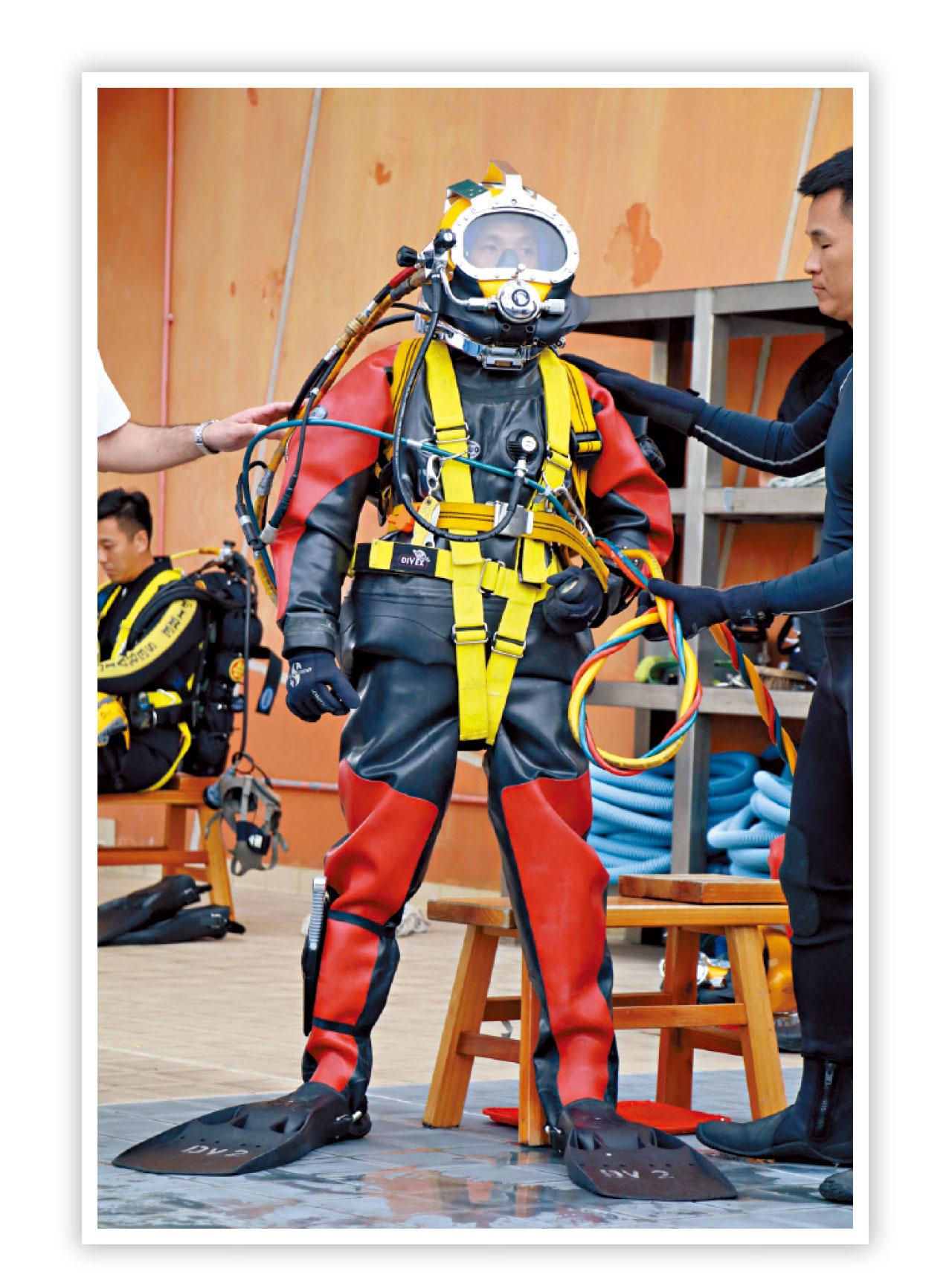 潛水衣主要分為3款,左圖為乾式潛水衣,主要用於防污及切割爆破,頭盔重30磅。