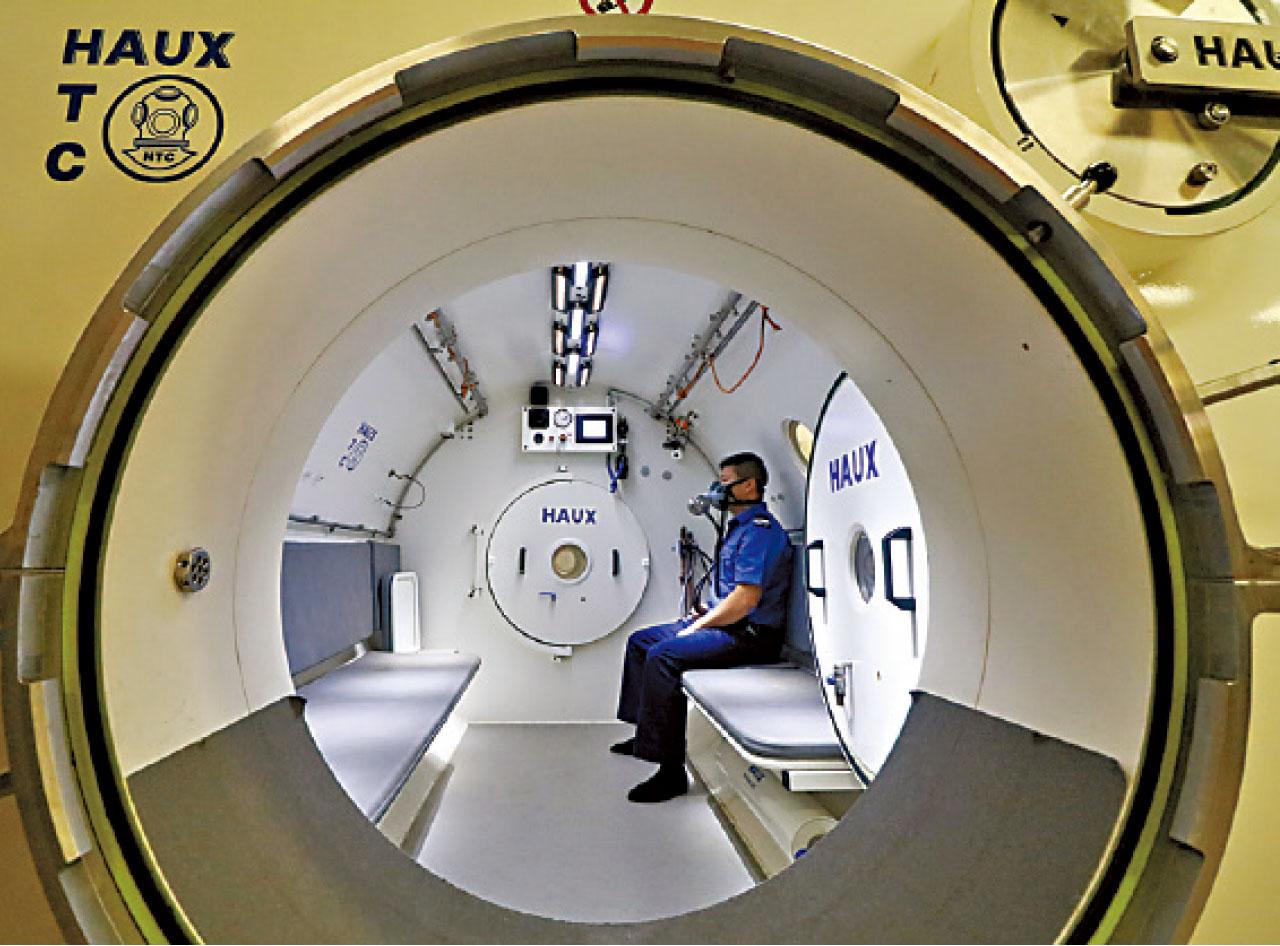 潛水員下潛深於9米後,須到減壓艙「減壓」,排走體內過多氮氣,以免氮在體內形成氣泡致病。