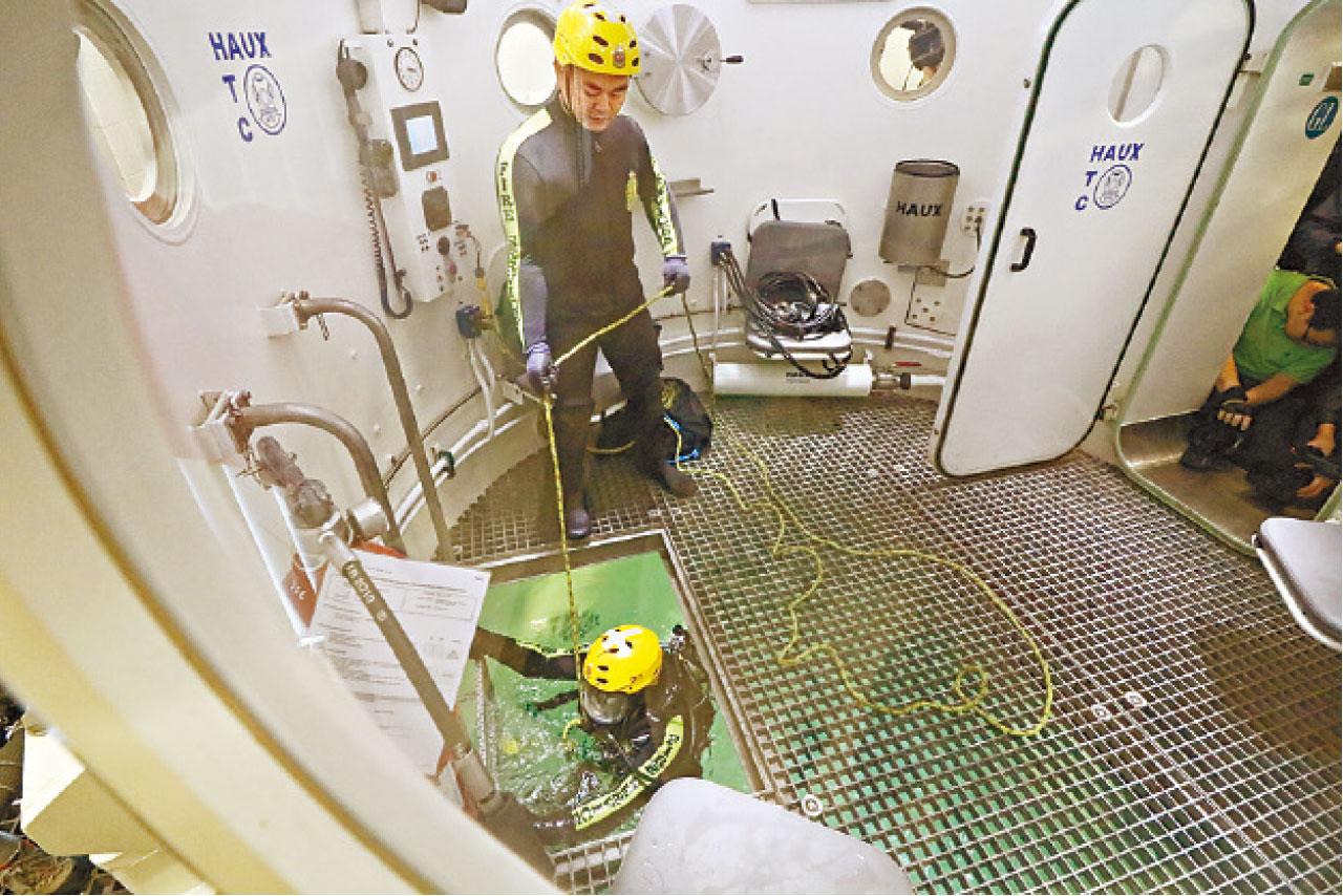 深潛模擬艙最多容納4人,可模擬水深100米的環境。