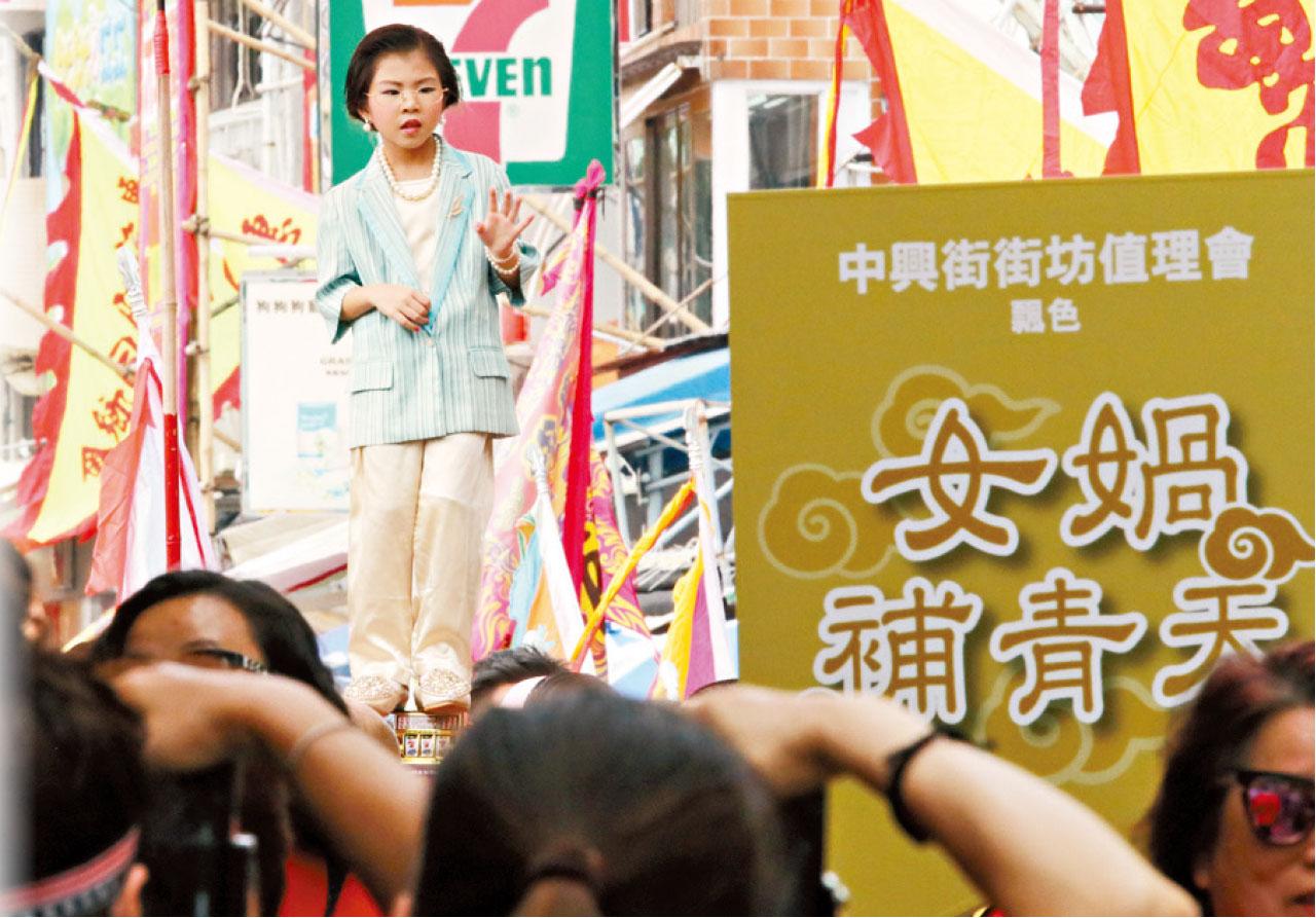 其中一個扮演「林鄭」。(林俊源攝)