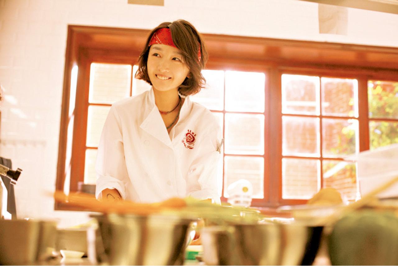 為演西廚角色,曾經學廚5天的冬雨表示:「由於刀功要練很多年,唯有抓住大廚煮食的表情、姿勢和眼神等,切菜功夫便要交給替手了。」