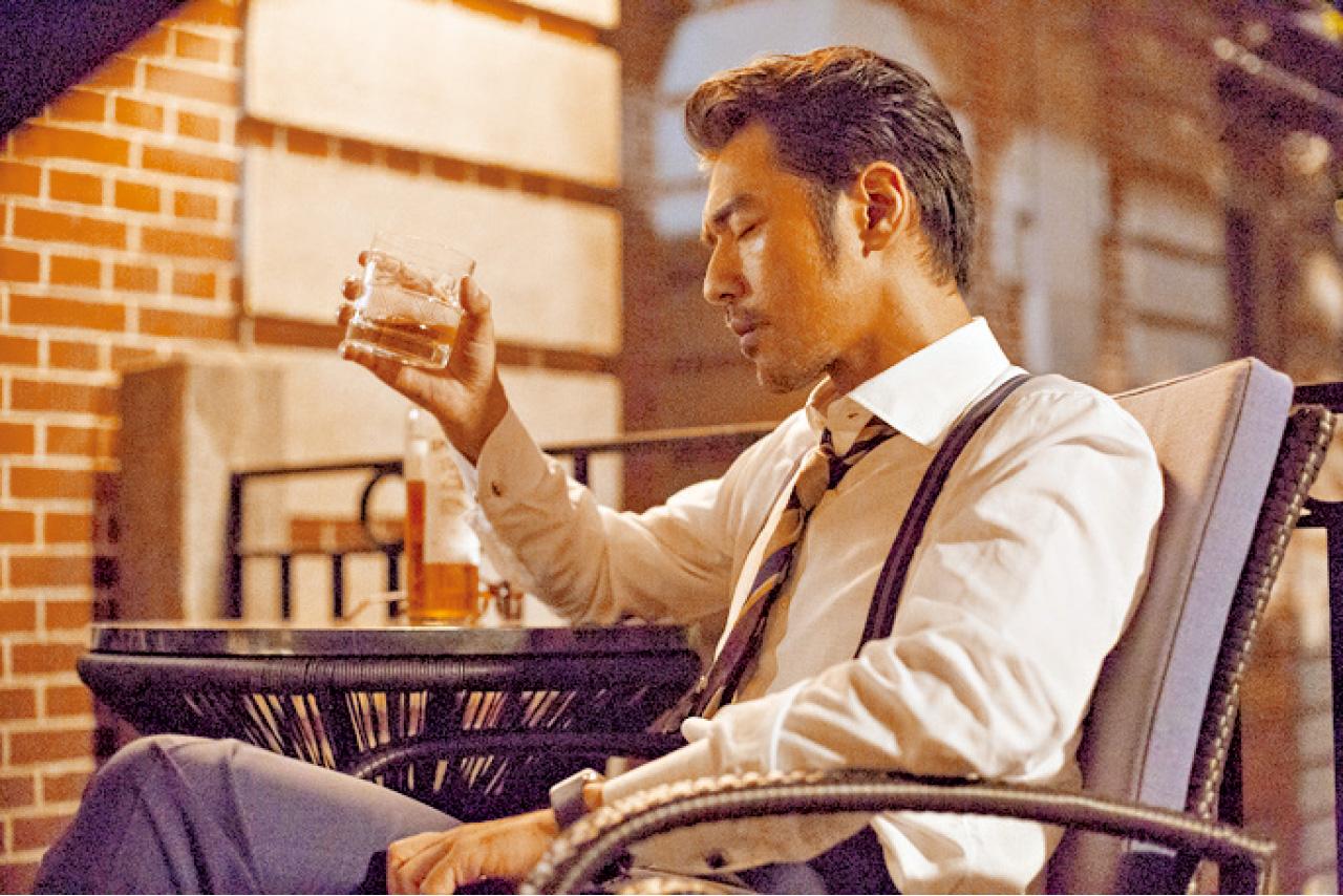 自小受家訓教導「討厭令人孤獨,孤獨令人清醒!」金城武飾演的總裁性格古怪,向來不會跟別人一起用膳。