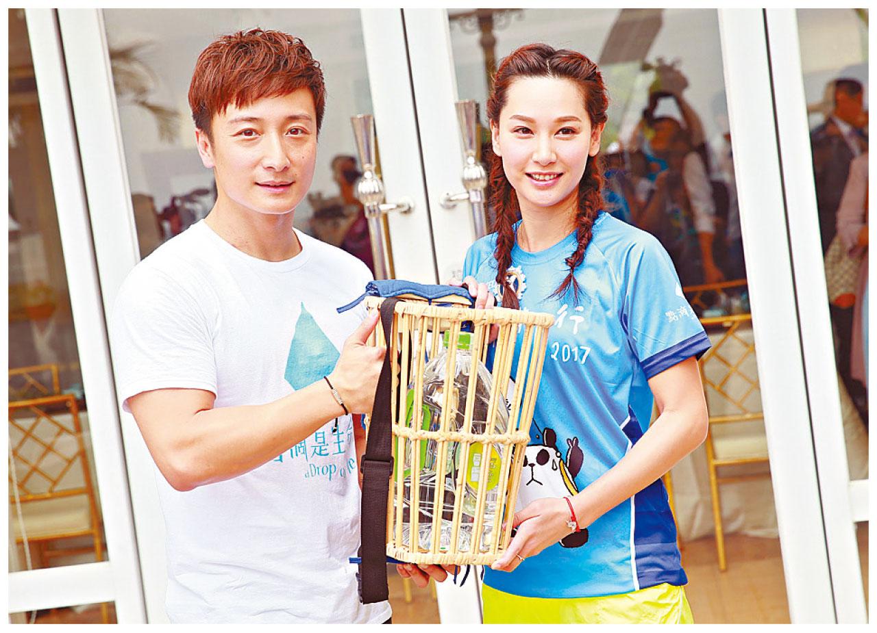 小方與徐子珊參加點滴揹水行。