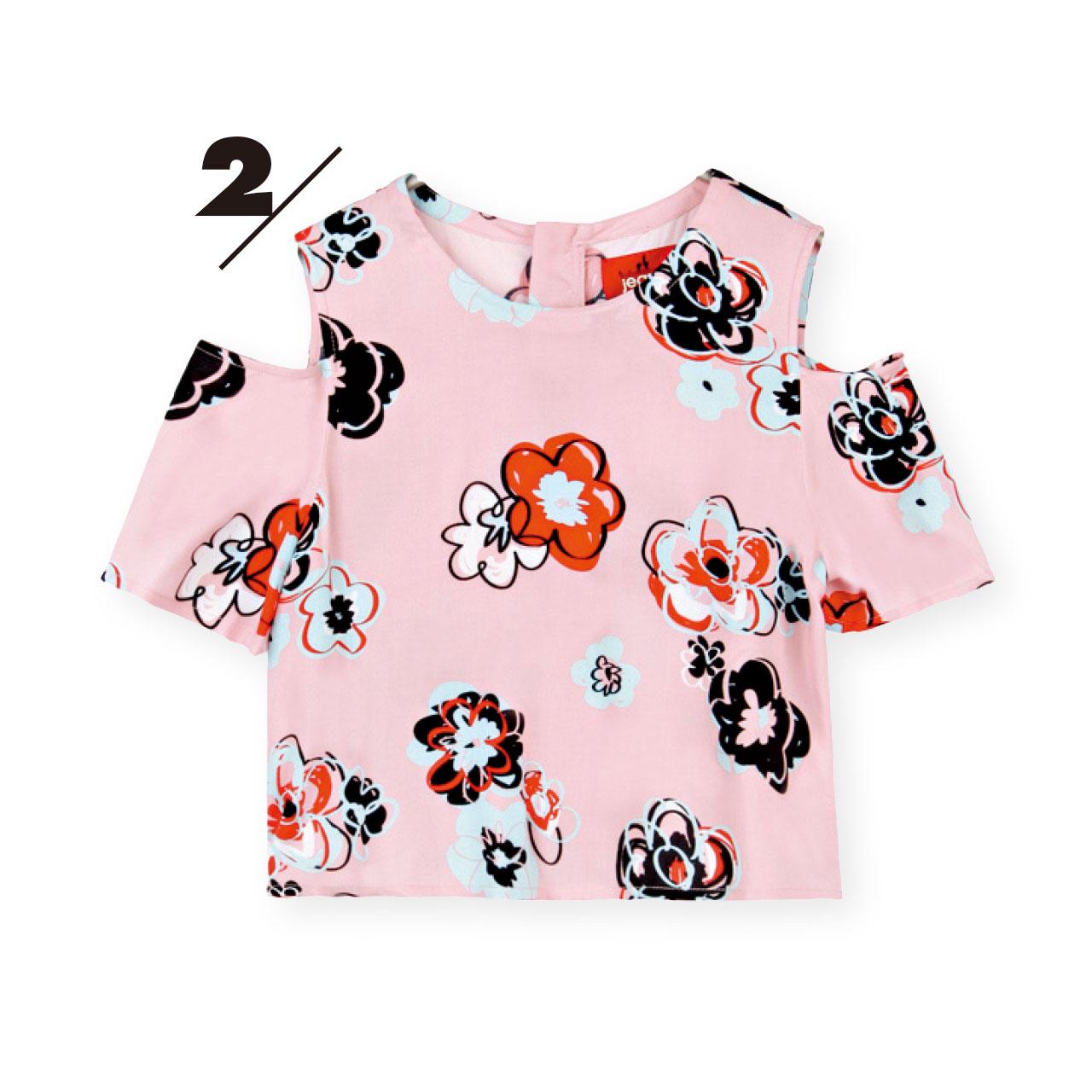 2. 粉紅配手繪筆法的花花圖案露肩上衣,配長傘裙子,散發著一份少女的情懷。($899,b+ab)