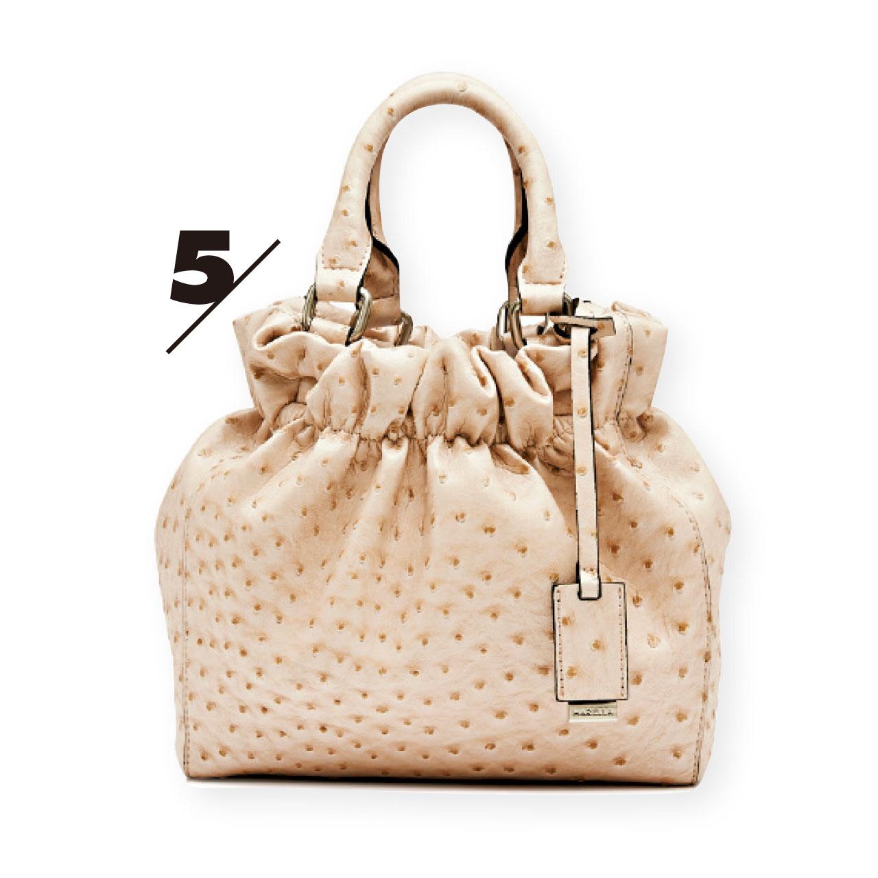 5. 任何年紀任何性格的女士都可以配搭粉紅色,再低調相信也會接受到這個淡粉紅色索帶皮手袋,給人溫婉柔和的感覺。($1,280,Marella)