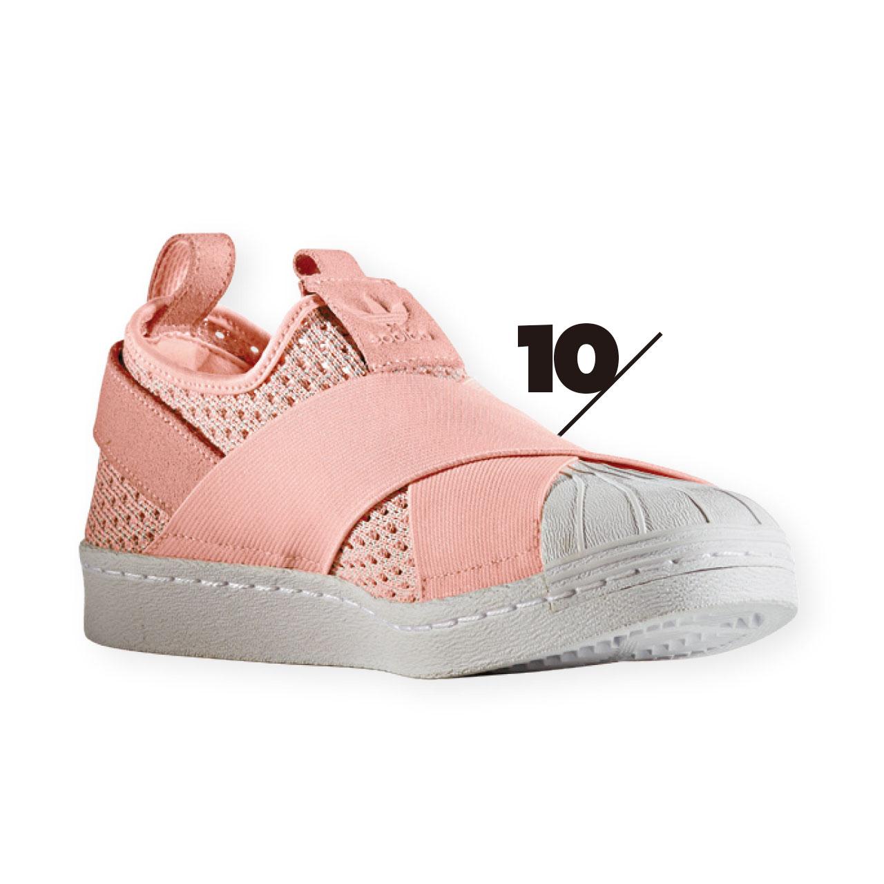 10. 品牌經典系列Superstar S以淡粉紅色登場,配上Slip on無綁帶設計,輕鬆周末帶出一份可愛女生氣質。($599,adidas Originals )