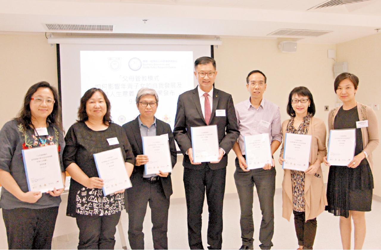 李樹甘(左3)稱,家長若過分操控子女,對方漸失去活著的意義。(黃偉倫攝)