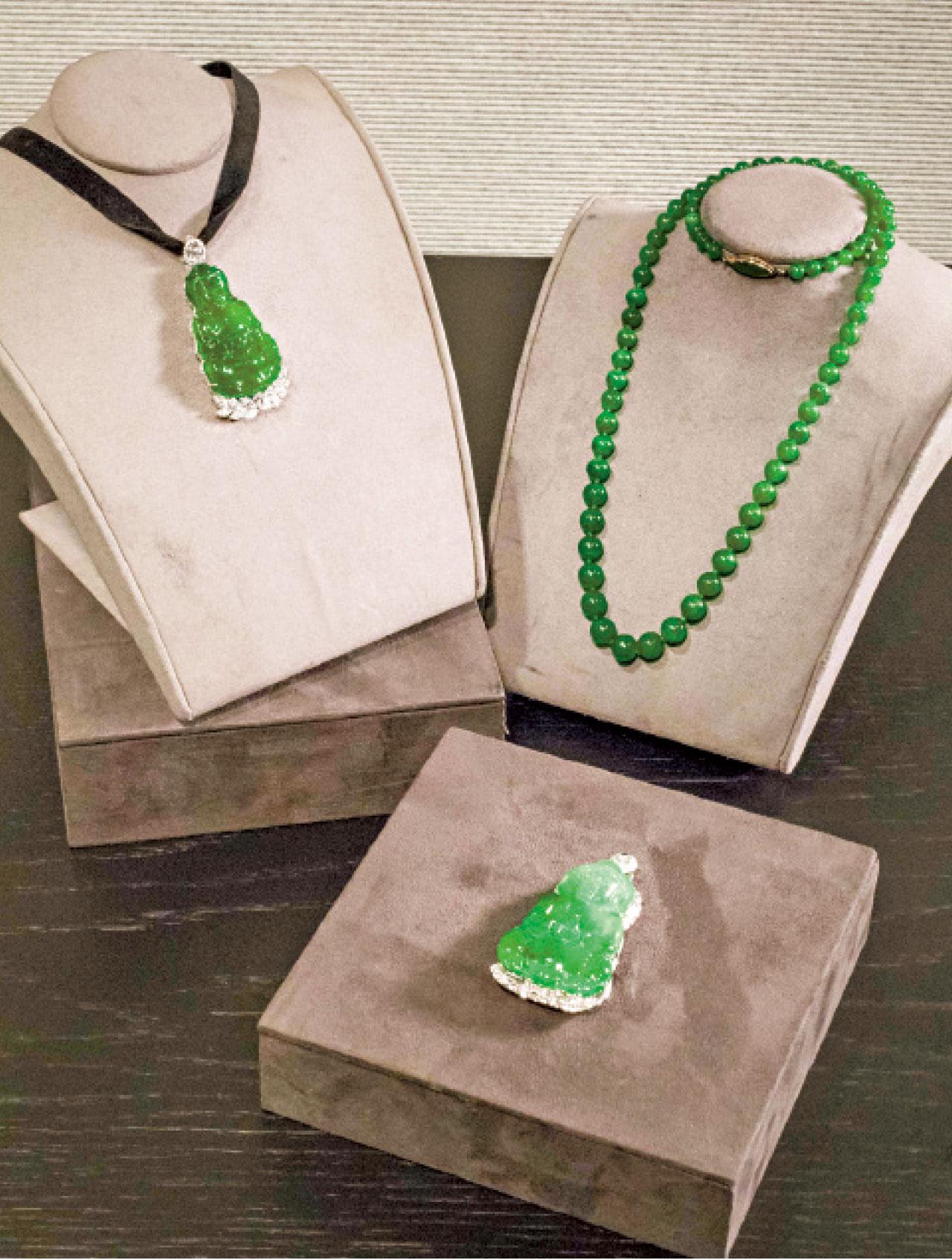 天然翡翠「觀音」鑽石吊墜(估價港幣$5,200,000至6,800,000)、天然翡翠珠項鏈(估價港幣$620,000至800,000)、天然翡翠「觀音」吊墜(估價港幣$1,200,000至1,800,000)