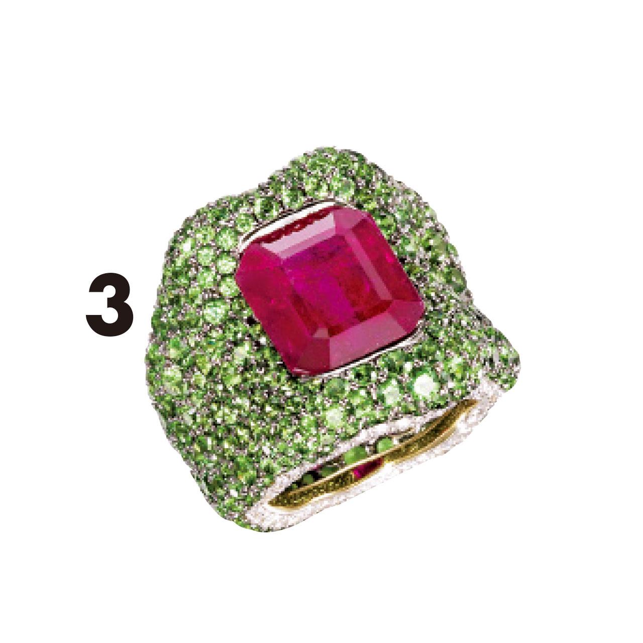 3. 紅寶石、沙弗萊石配鑽石戒指,主石是一枚珍罕的10.06克拉階梯形切割紅寶石,來自東非肯尼亞,與緬甸紅寶石展現出相似的光學性質,估價港幣$1,500,000至2,000,000。
