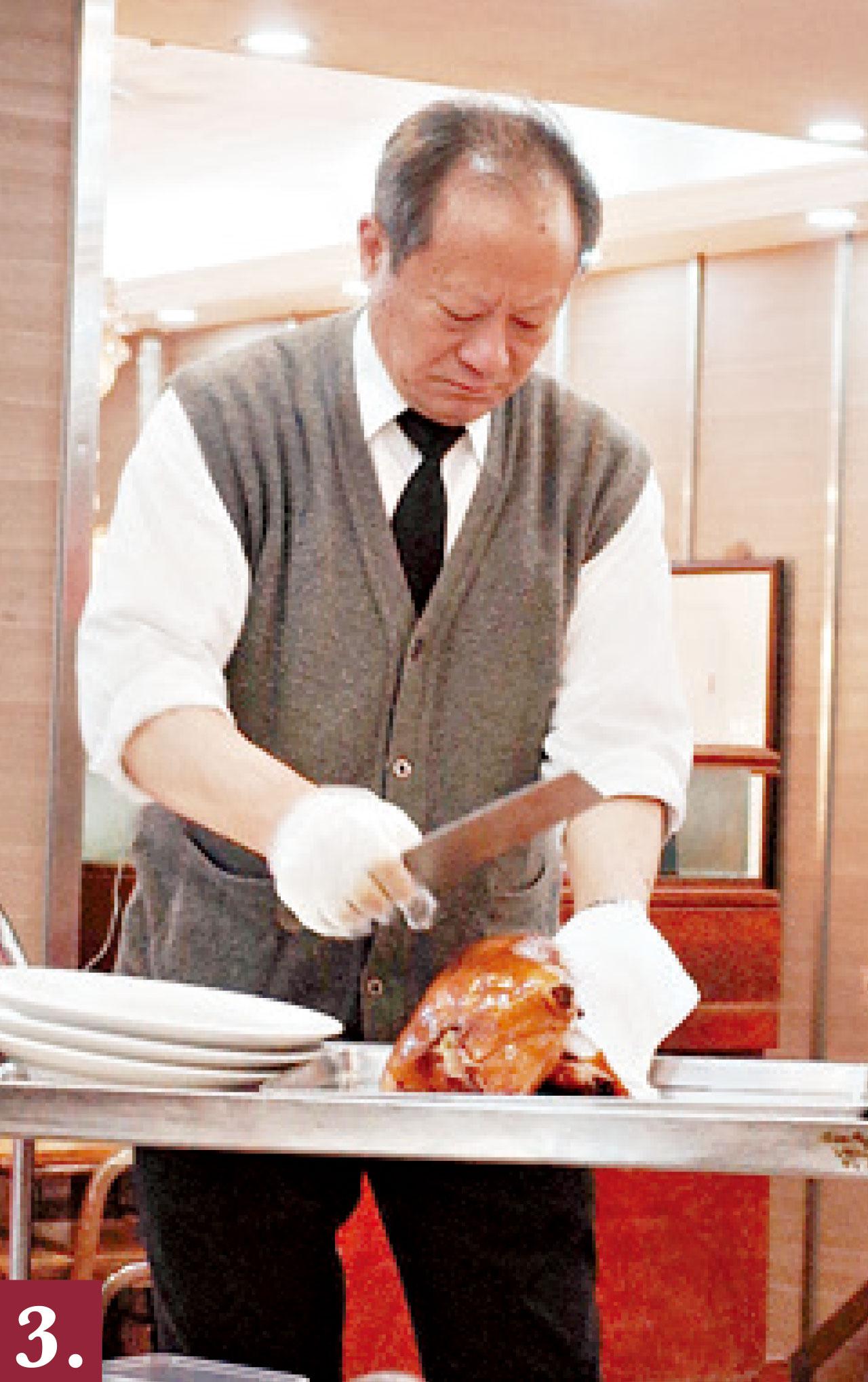 3.北京填鴨由老員工親自切片,鴨身色澤紅潤,肉質肥而不膩,是泰豊廔招牌菜。