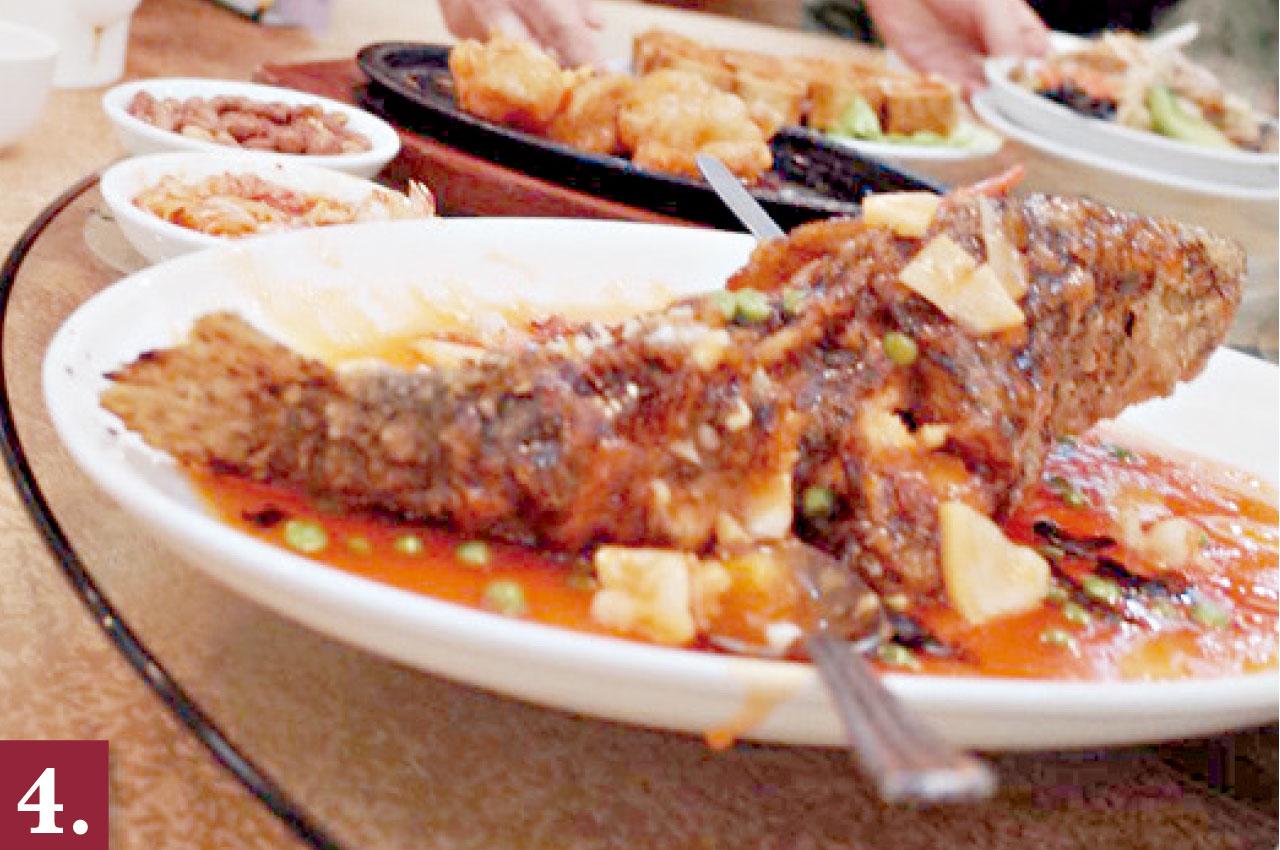 4.醋溜桂花魚油炸再澆汁,汁裡加醋,魚肉集合嫩和脆於一身,令人一試難忘。