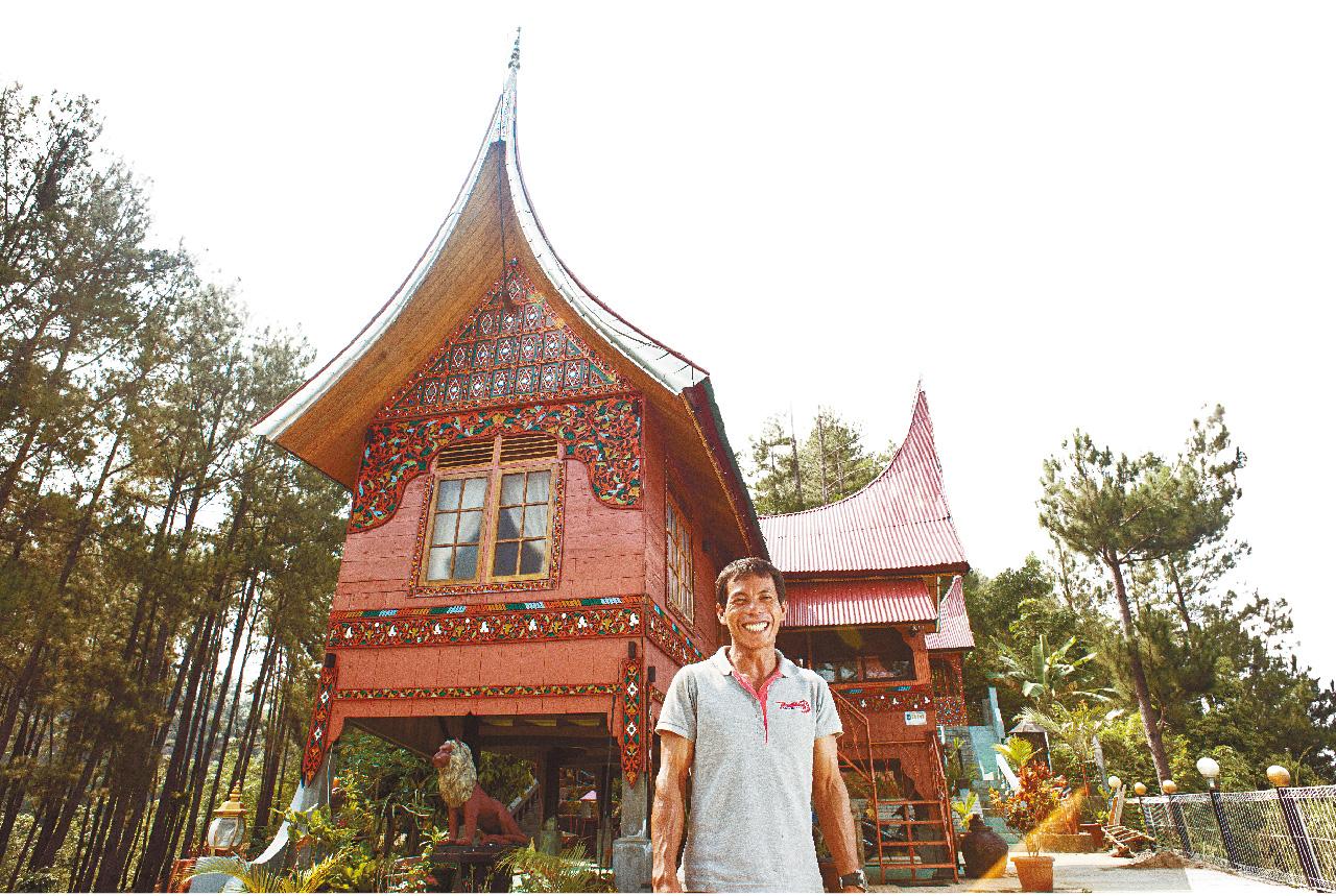 Minagkabau族獨有的尖頂建築物Rumah Gadang。