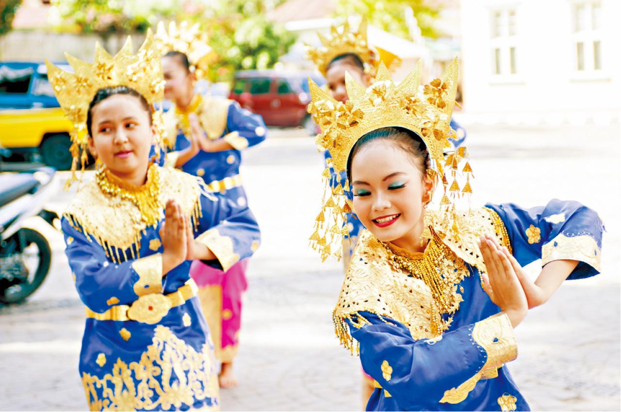 穿上傳統民族服的少女為到訪Sawahlunto的遊客表演,以示歡迎。