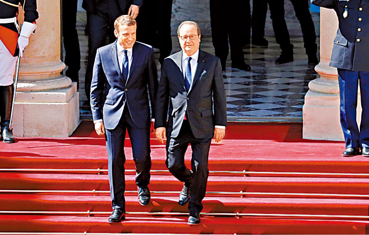 馬克龍送別卸任的奧朗德(右)。