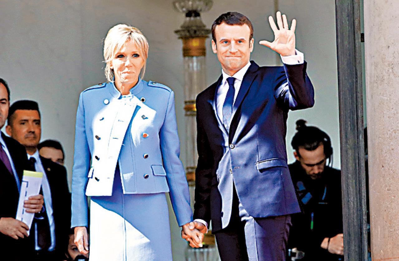 馬克龍偕妻子(左)出席就職典禮。