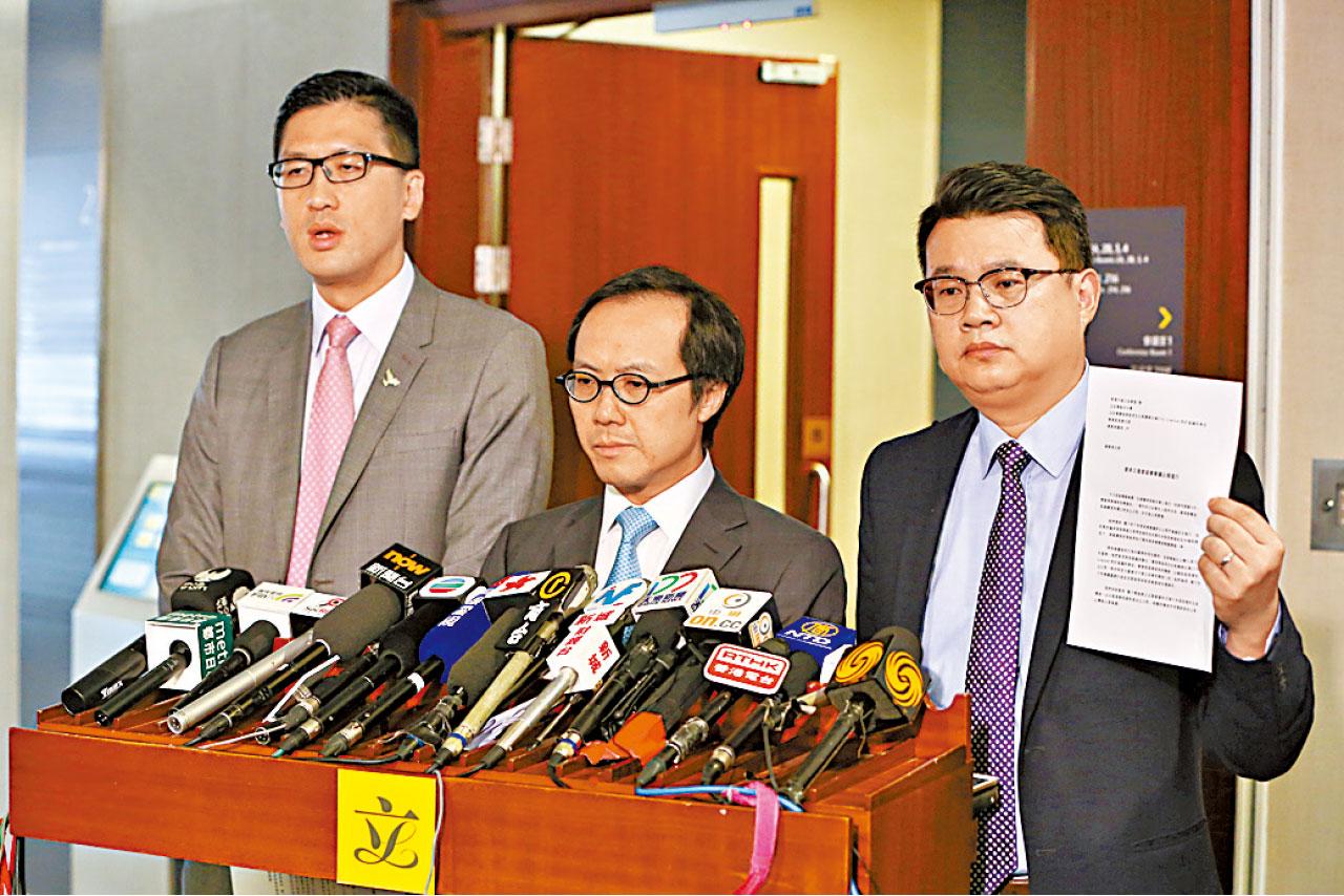 林卓廷(左)指周浩鼎涉公職人員失當。(陳奕釗攝)