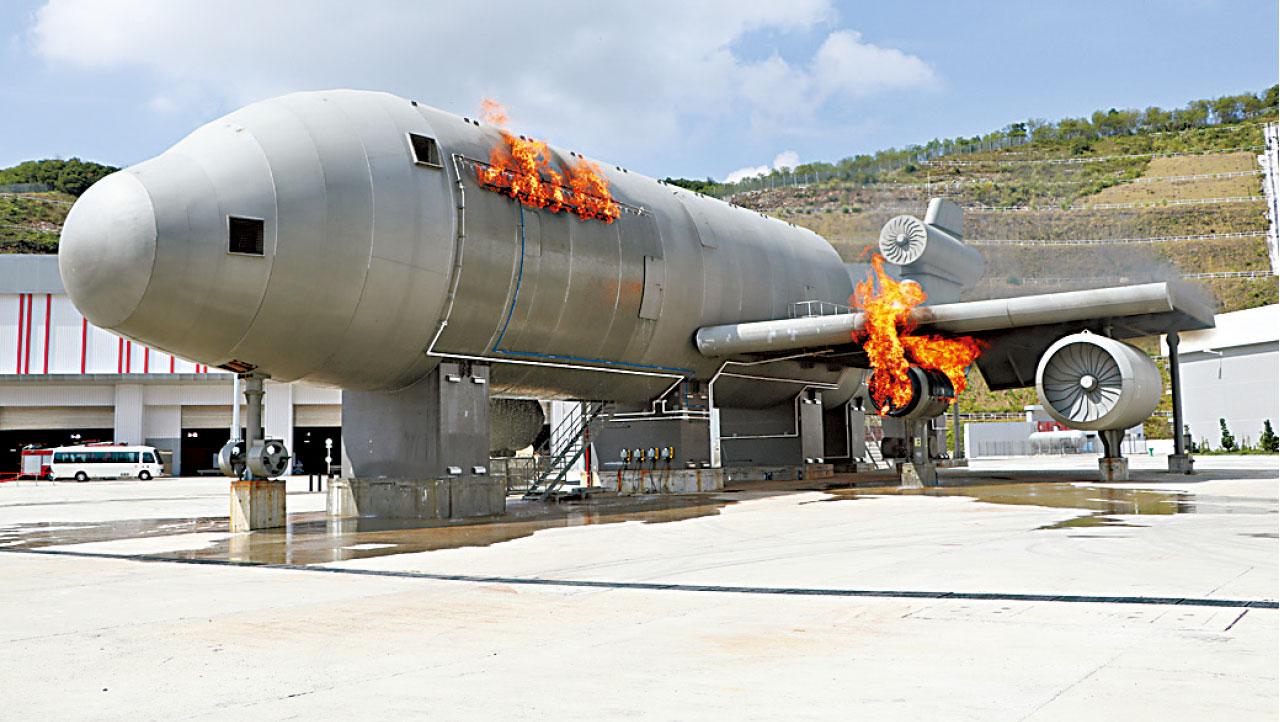 學院設有客機、船隻、鐵路站模型,以及一列港鐵提供的列車,讓學員模擬在不同環境下救災。