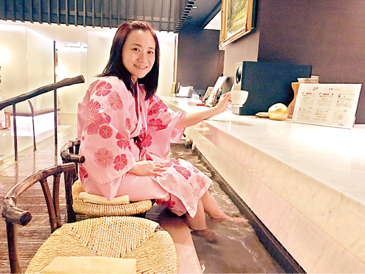 換上旅館浴衣到酒吧足浴。