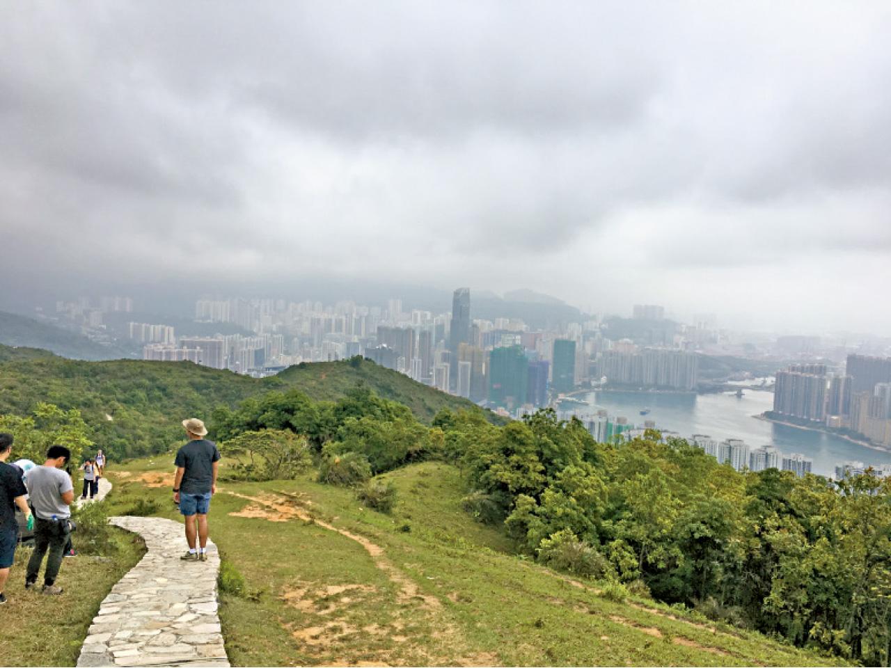 古道上欣賞開揚景色。