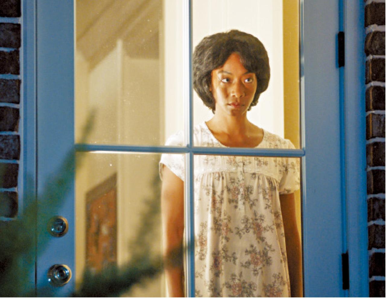 《國定殺戮日:大選狂屠》嘅Betty Gabriel飾演行為怪異嘅管家。