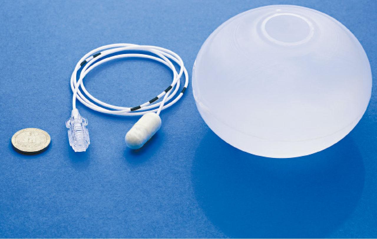 「小丸子」(中)連接了注水用膠喉管,右為膨脹後的胃水球。