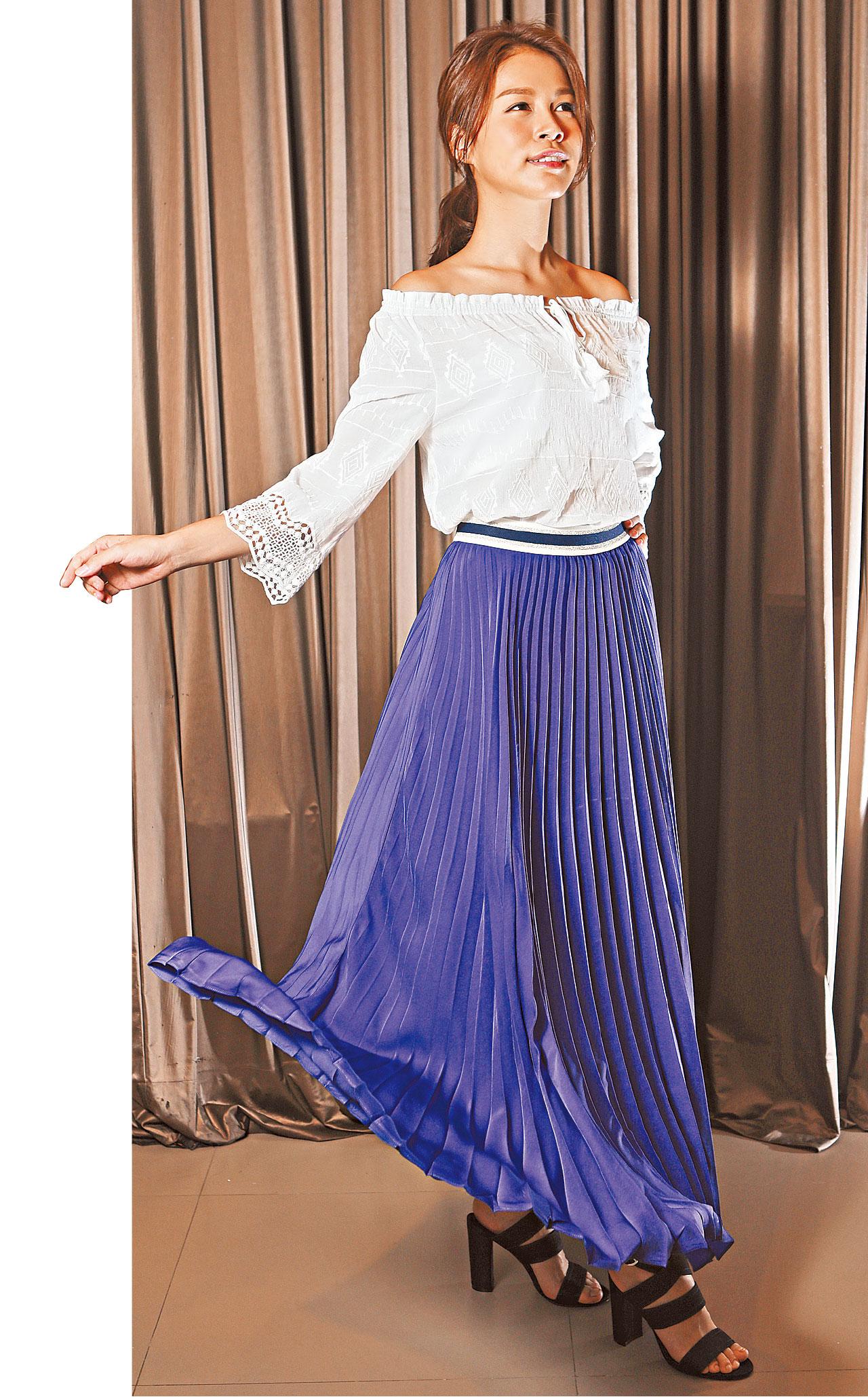 白色 off shoulder top $4,460(B)
藍色百褶 skirt $3,960(B)
牛仔布 peep toe heels $3,360(A)