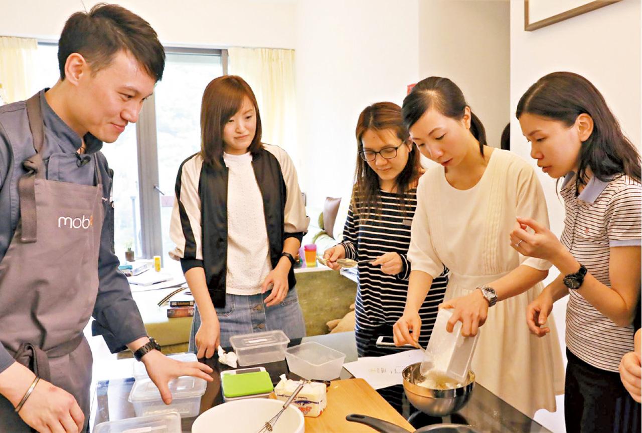 周末Brunch加甜品烹飪班,邊食邊學;有大廚在旁教路,便不怕「食唔落肚」。