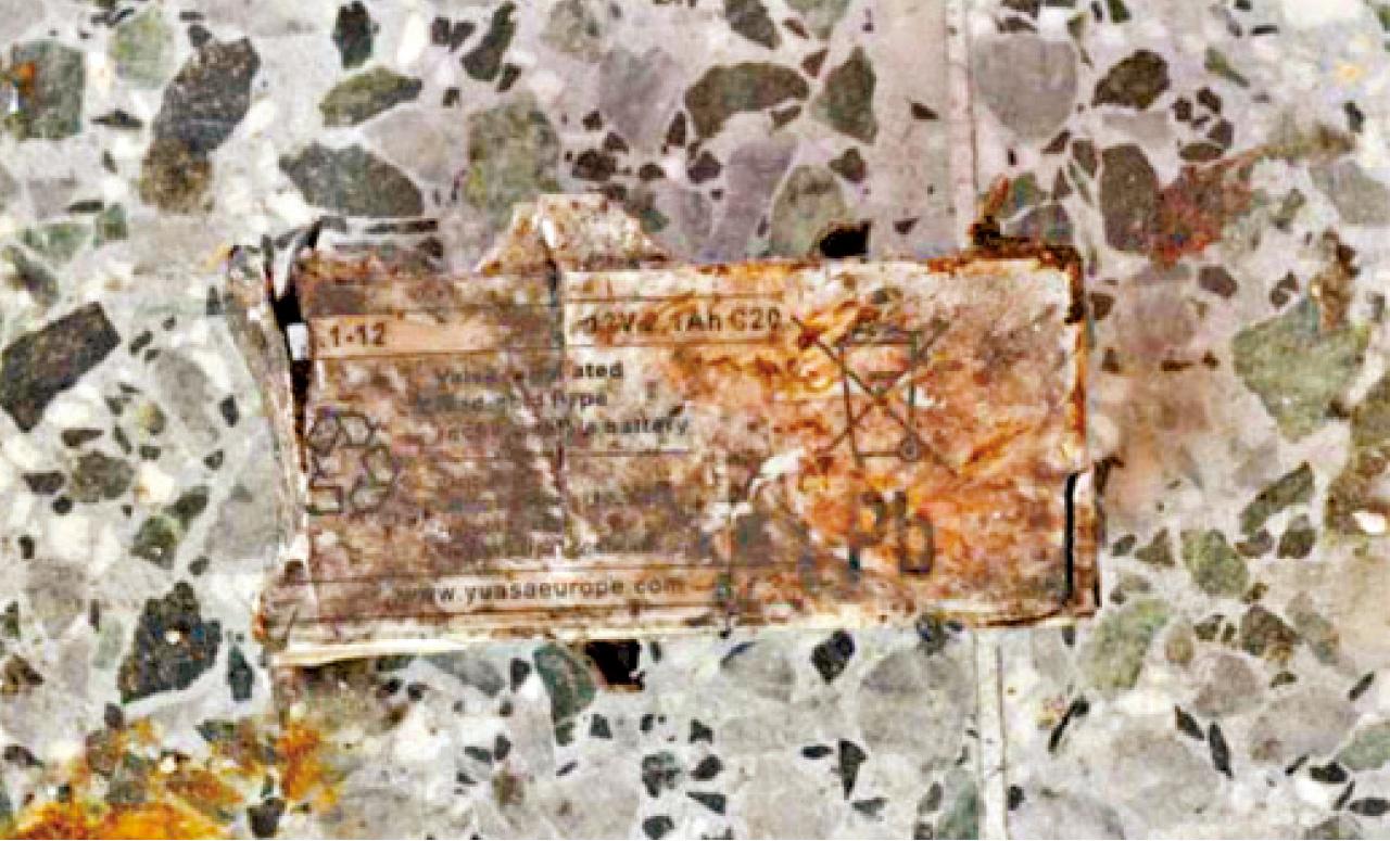 炸彈使用電池。