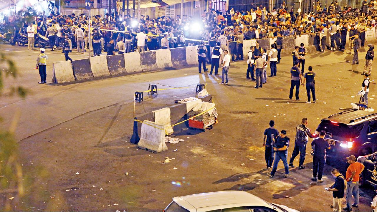 大批警方封鎖現場,並用報紙覆蓋死者殘肢。(路透社、美聯社)