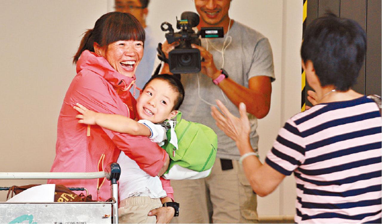 曾燕紅見到學生接機感興奮。