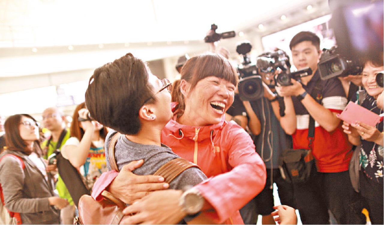 曾燕紅與親友熱情擁抱。