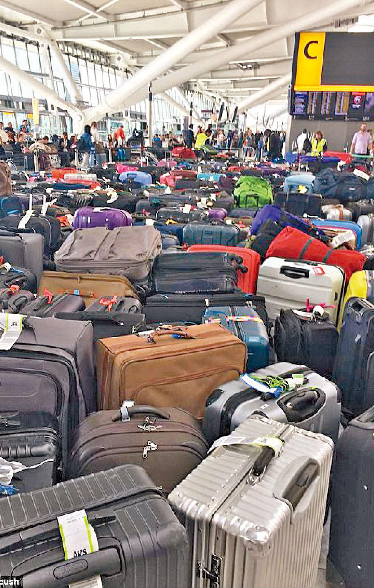 前日首天故障,大量行李放滿機場。(互聯網)