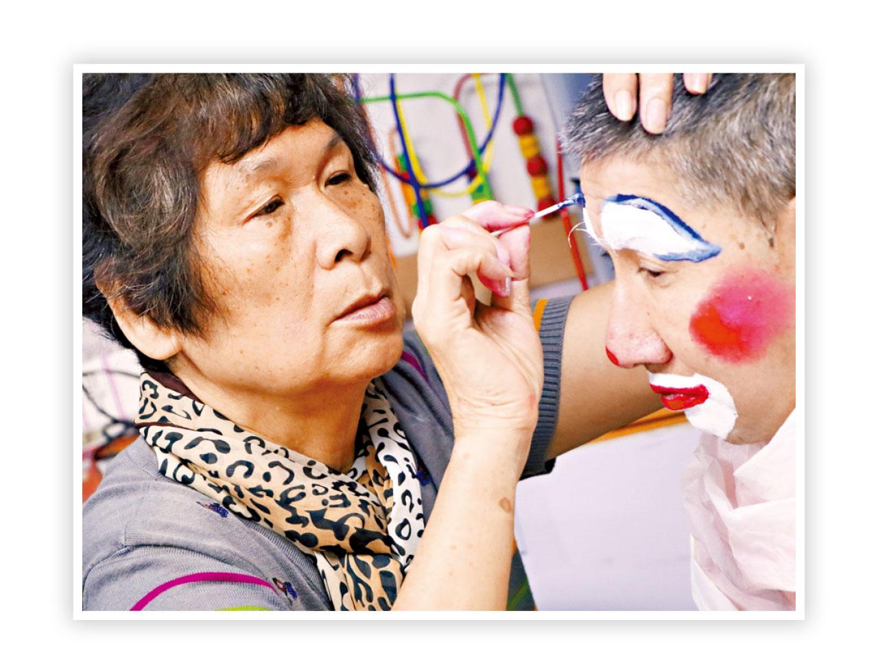 雲姐因應阿明面形及性格化上小丑妝。