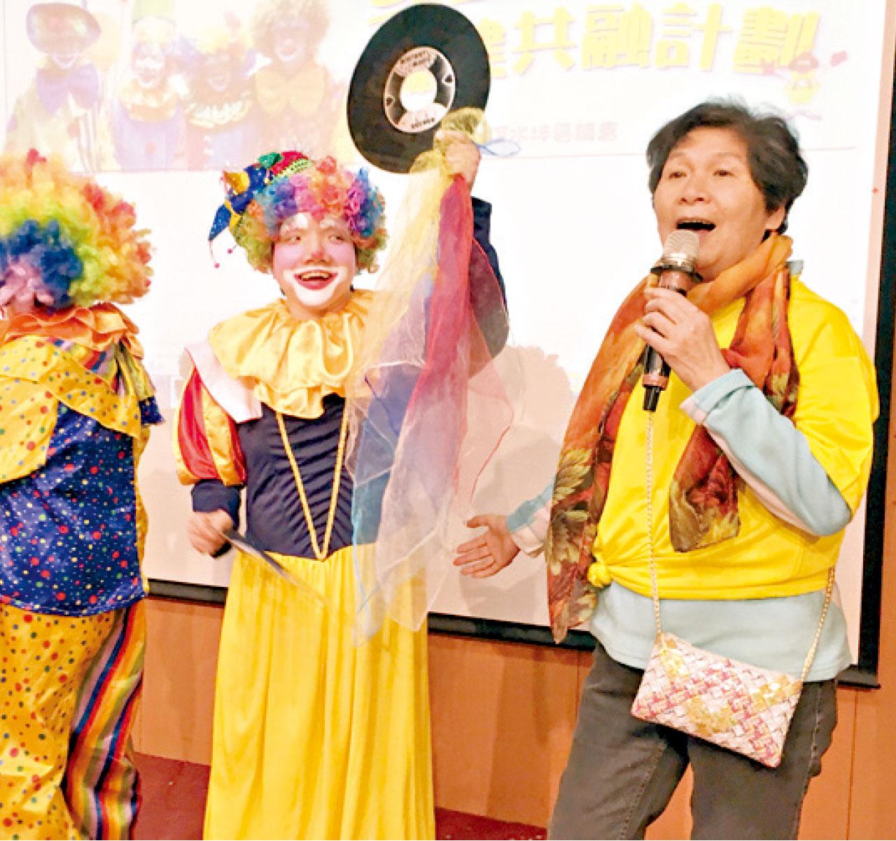 雲姐陪伴小丑出騷,並擔任主持。(盲人輔導會提供)